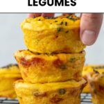 mão pegando um muffin de legumes de uma pilha com três muffins