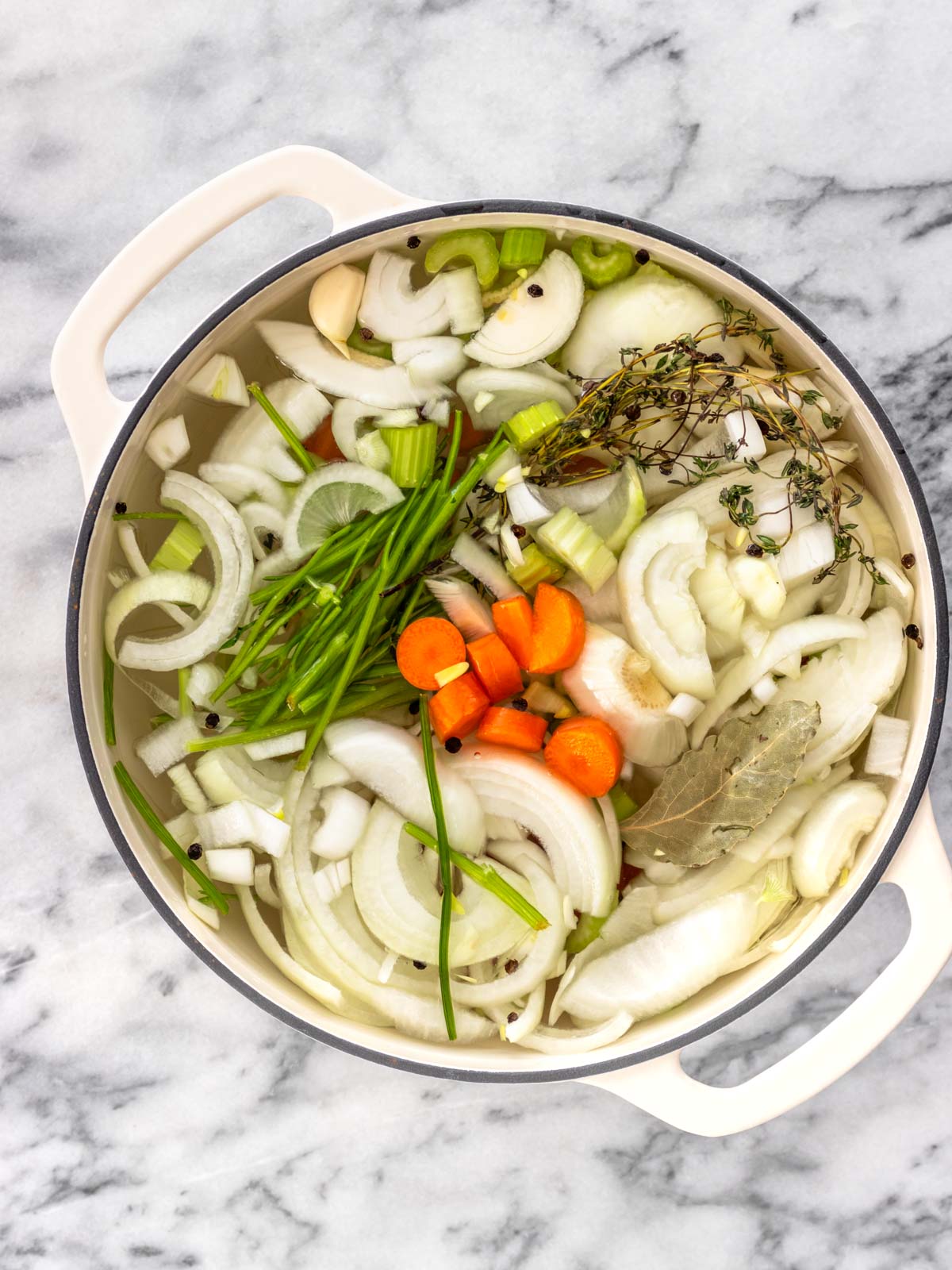 ingredientes do caldo de legumes caseiro adicionados em uma panela com água
