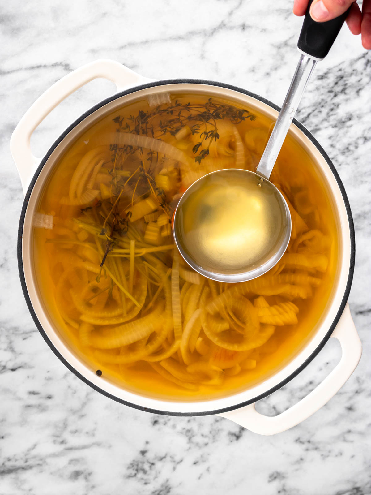 caldo de legumes caseiro pronto em uma panela