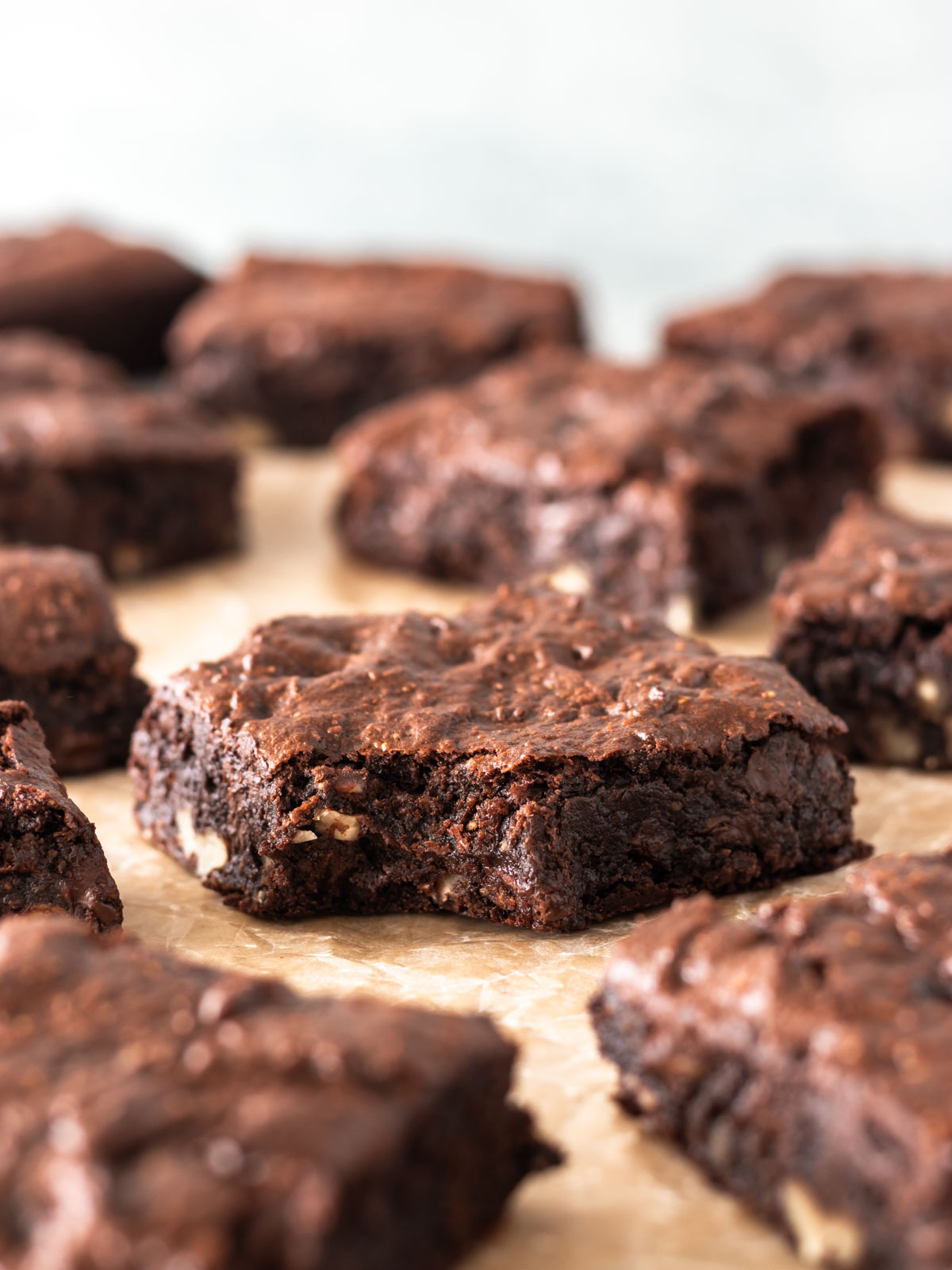 pedaço de brownie mordido mostrando sua textura densa e molhada