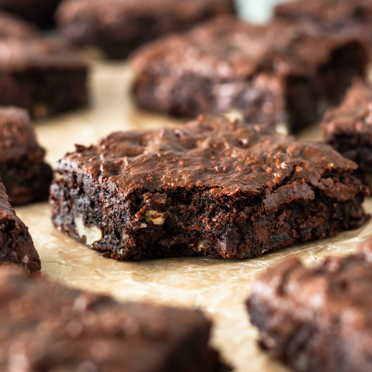 pedaço de brownie mordido mostrando sua textura densa e molhada