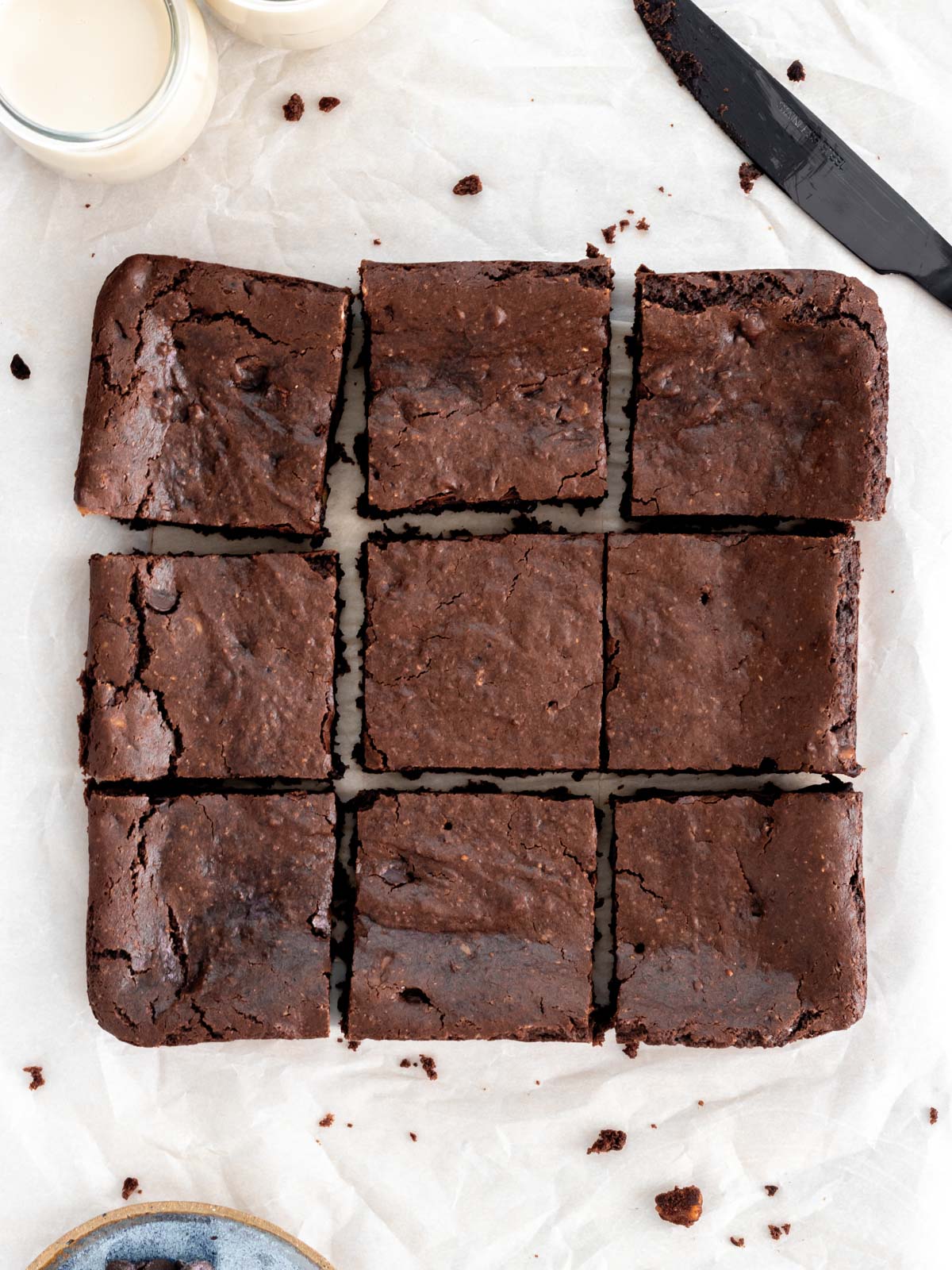 brownie de feijão cortado em cima de uma folha de papel manteiga