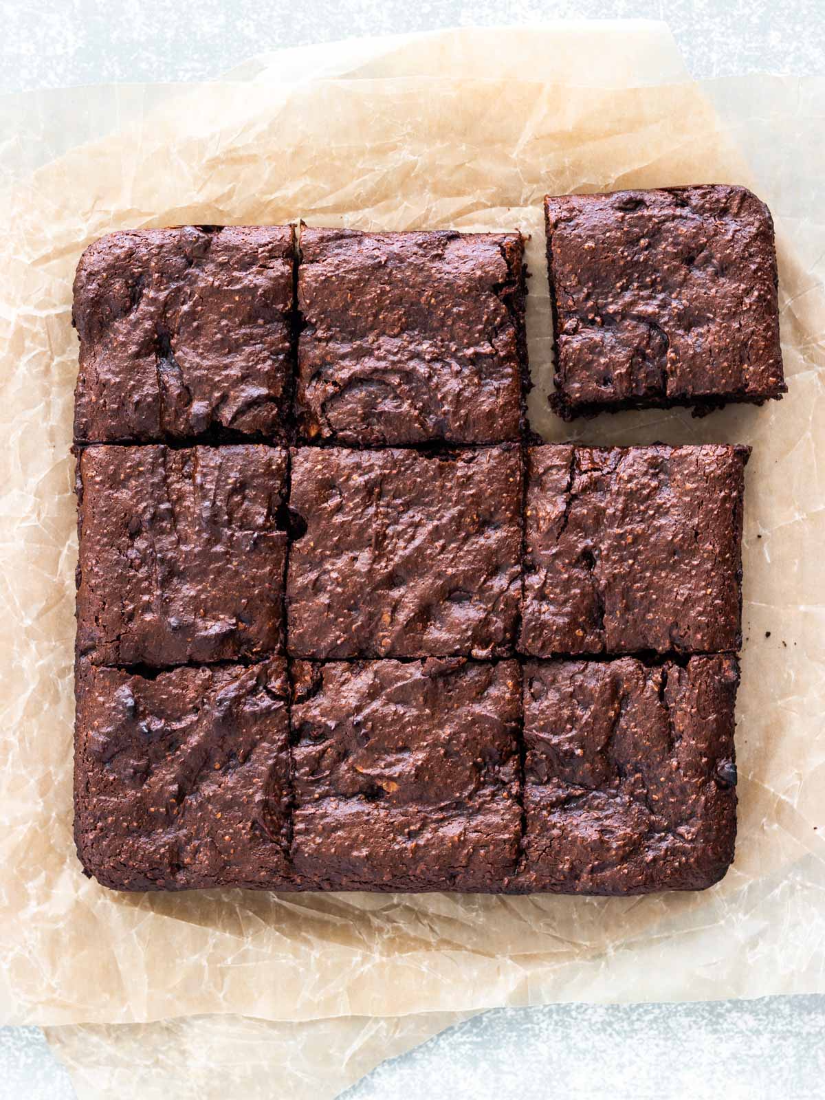 vista aérea de brownie de batata-doce cortado em 9 pedaços quadrados