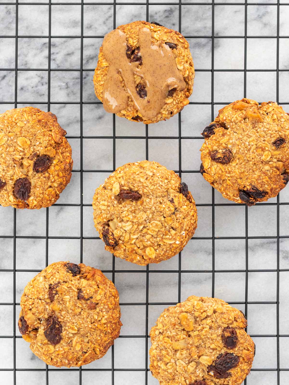 cookies de aveia e banana em cima da grade de resfriamento, após assar