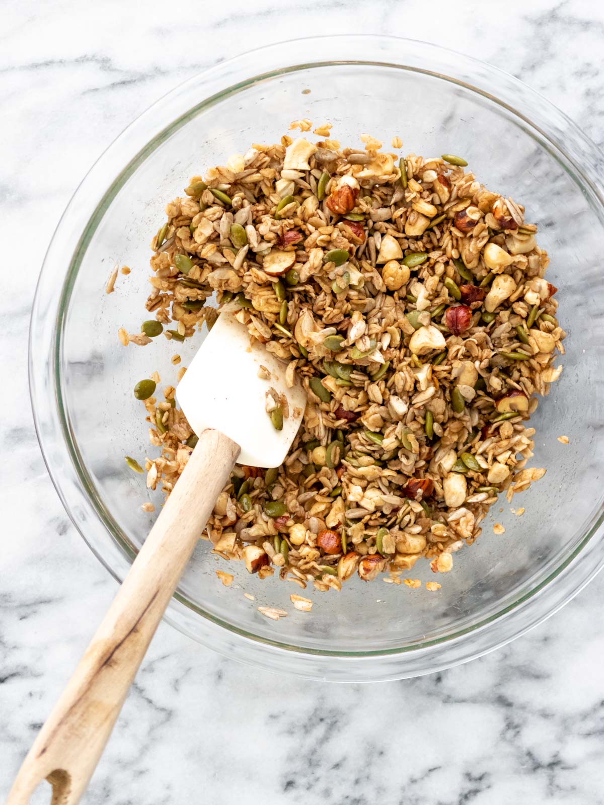 ingredientes para fazer granola caseira misturados em uma vasilha grande
