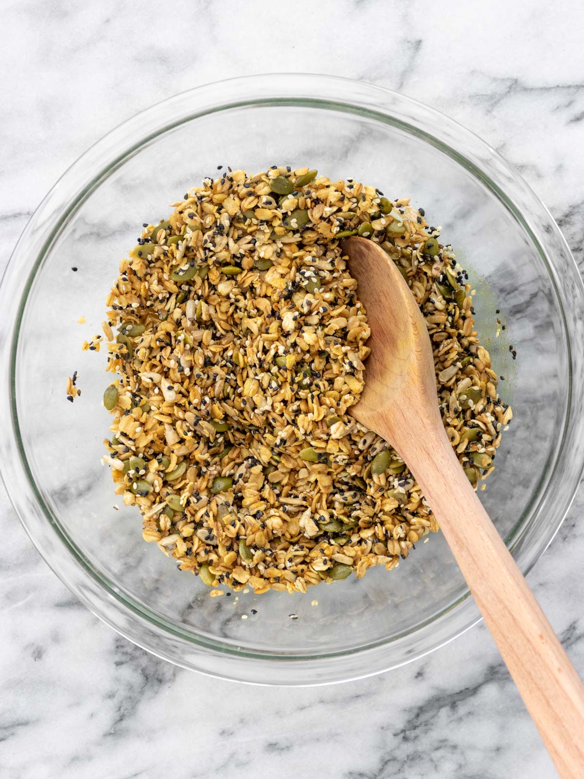 ingredientes para fazer granola salgada caseira misturados em uma vasilha grande