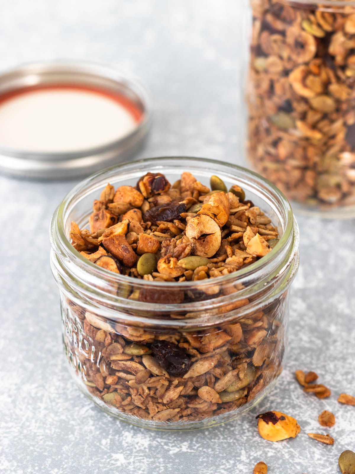 granola caseira em um pote de armazenamento