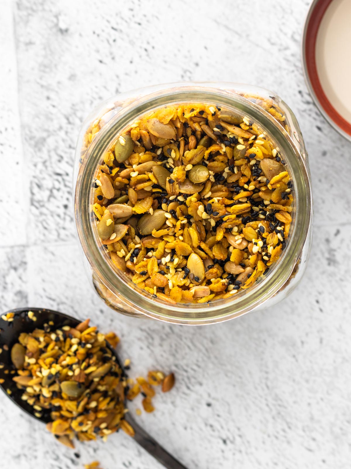 pote de granola salgada com aveia em flocos, sementes e especiarias visto de cima