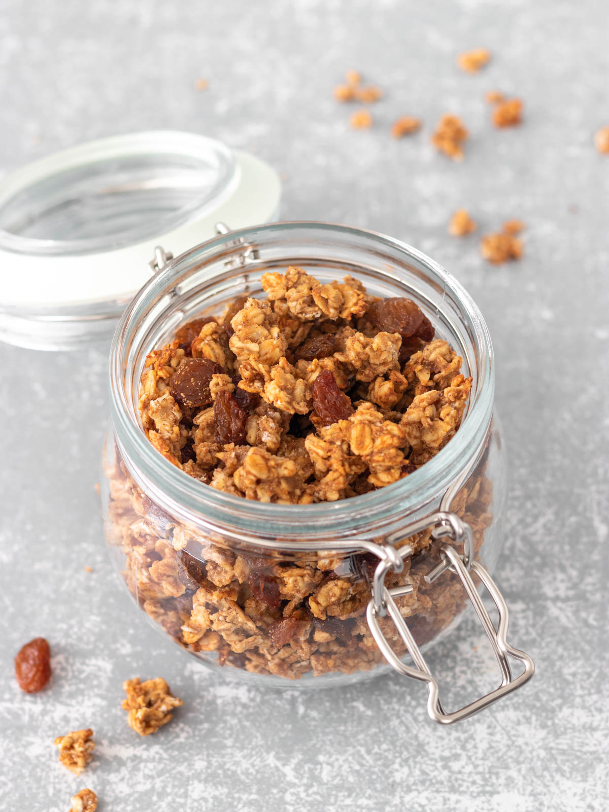 pote aberto recheado com granola de banana com pasta de amendoim e uvas-passas