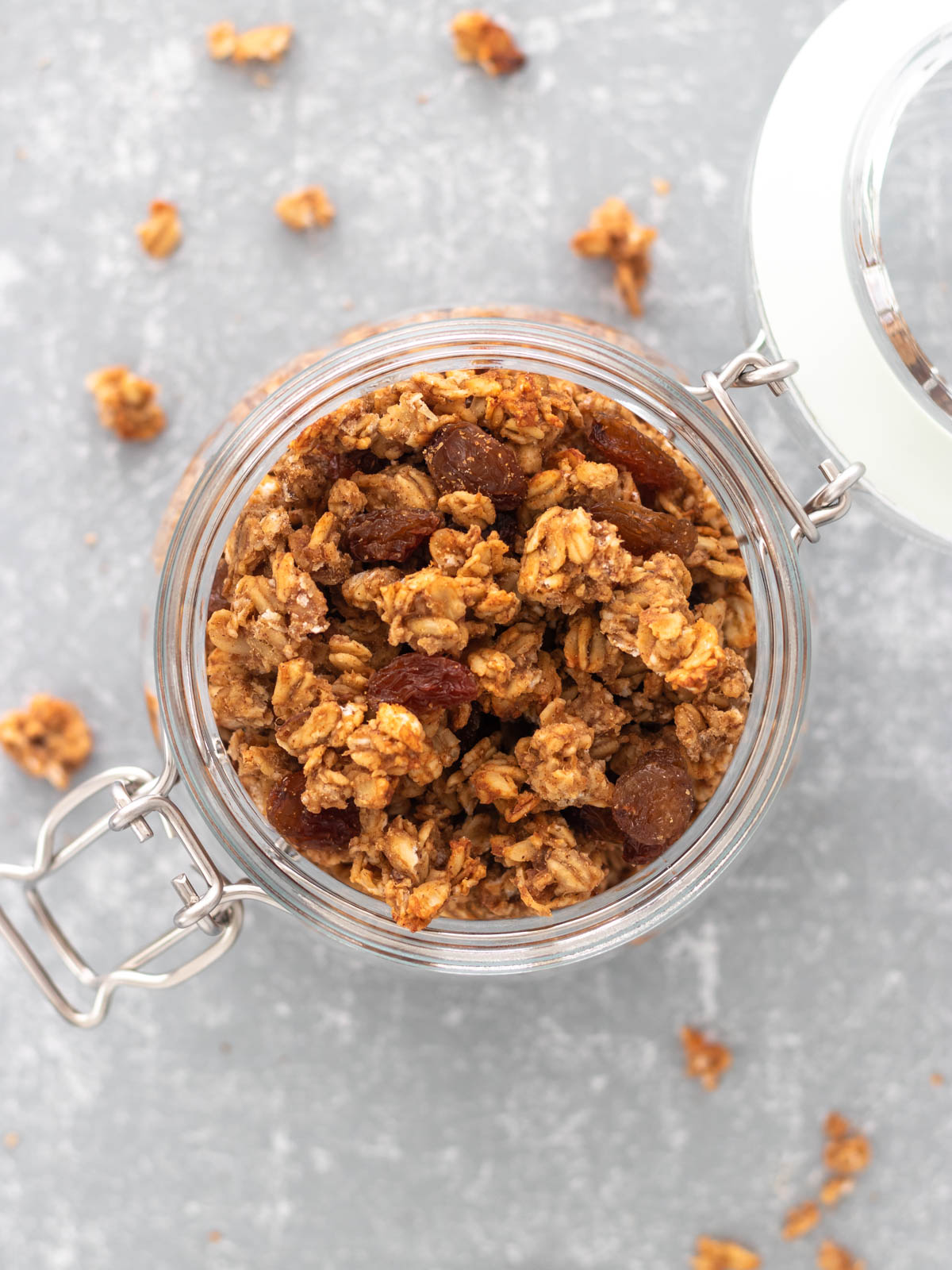 pote aberto recheado com granola de banana com pasta de amendoim e uvas-passas
