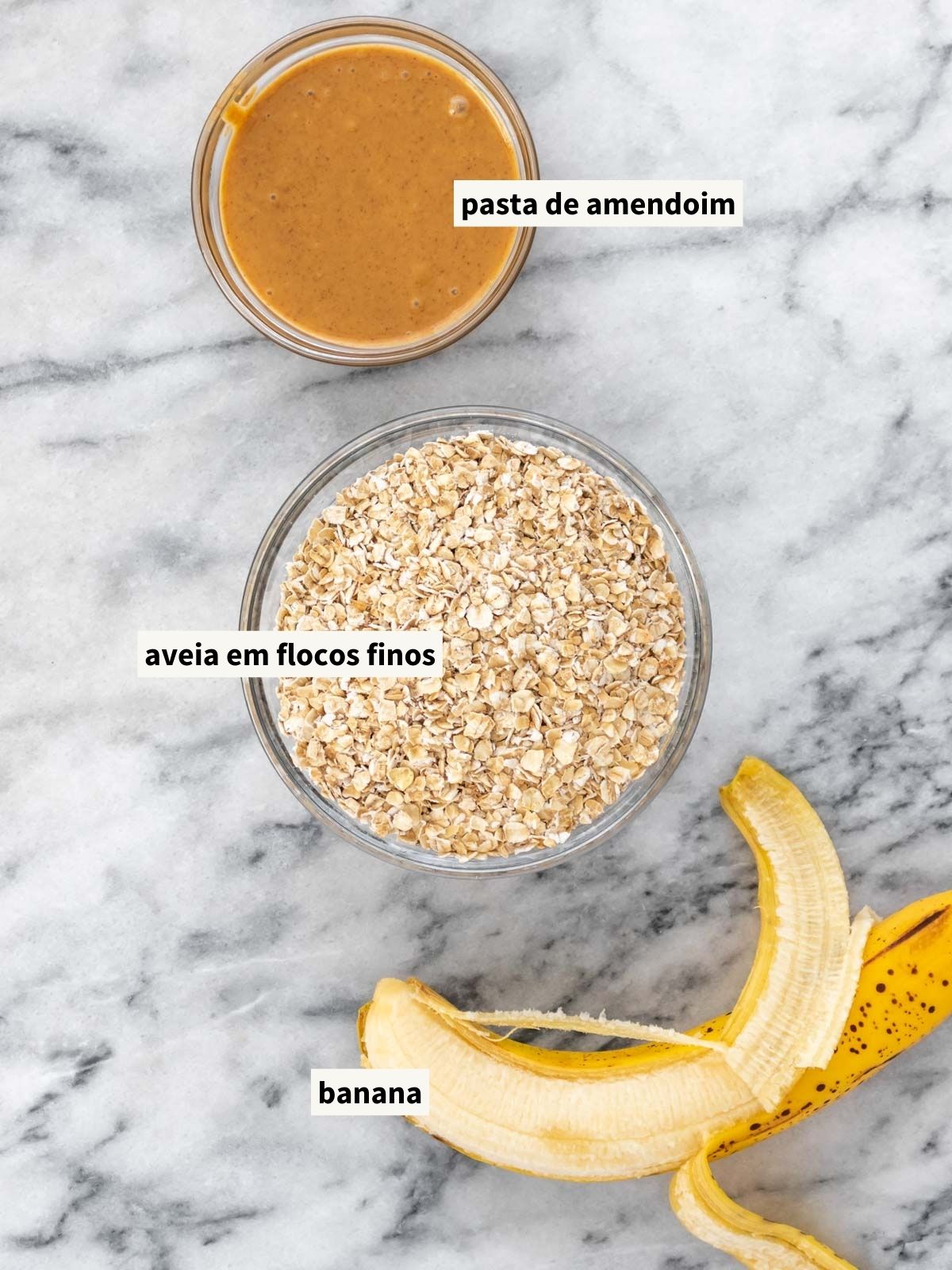 ingredientes para fazer cookies de aveia, incluindo aveia em flocos finos, banana madura e pasta de amendoim natural