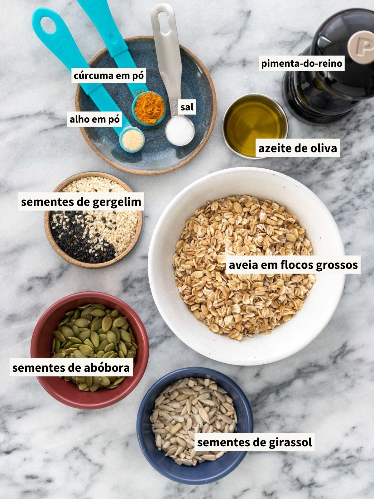 ingredientes para fazer granola salgada medidos e distribuídos em potes e colheres-medidoras