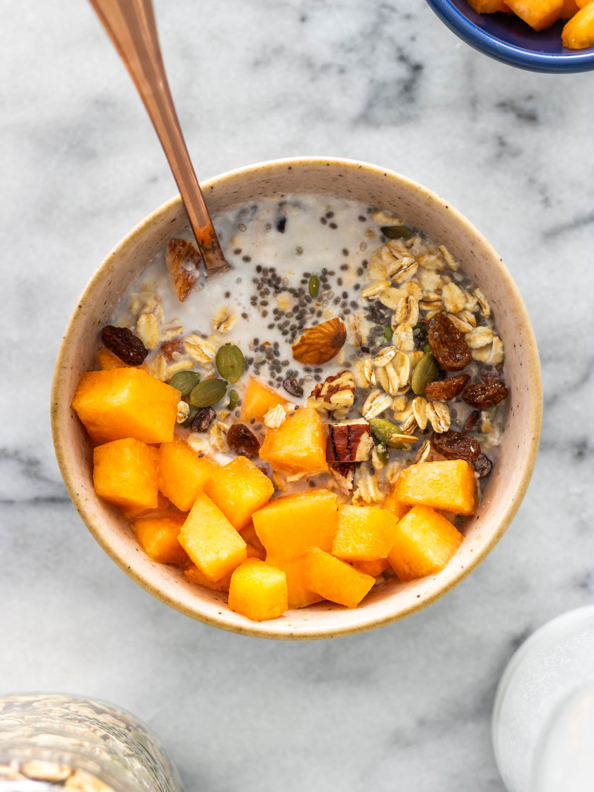 tigela de lanche com muesli, leite vegetal e melão em cubos