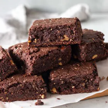 brownies de amêndoas e chocolate cortados em pedaços quadrados e dispostos em cima de uma tábua