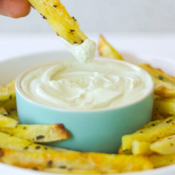 batata assada sendo inserida em pote com maionese vegana de tofu