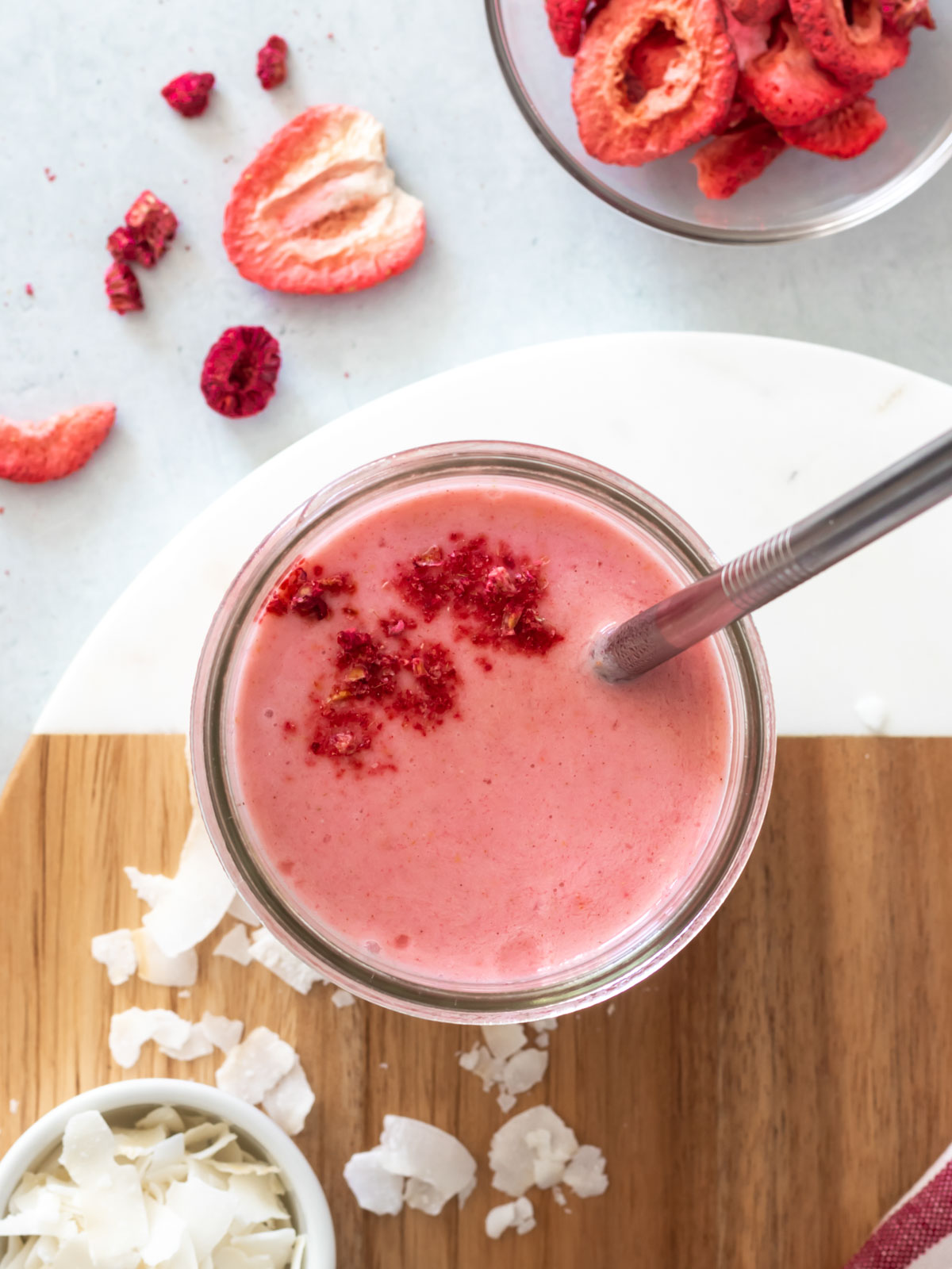 vista de cima de copo de vitamina de frutas vermelhas pronta para consumir