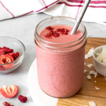 copo de vitamina de frutas vermelhas pronta para consumir
