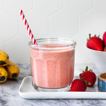 copo de vitamina de morango com banana servida com um canudo