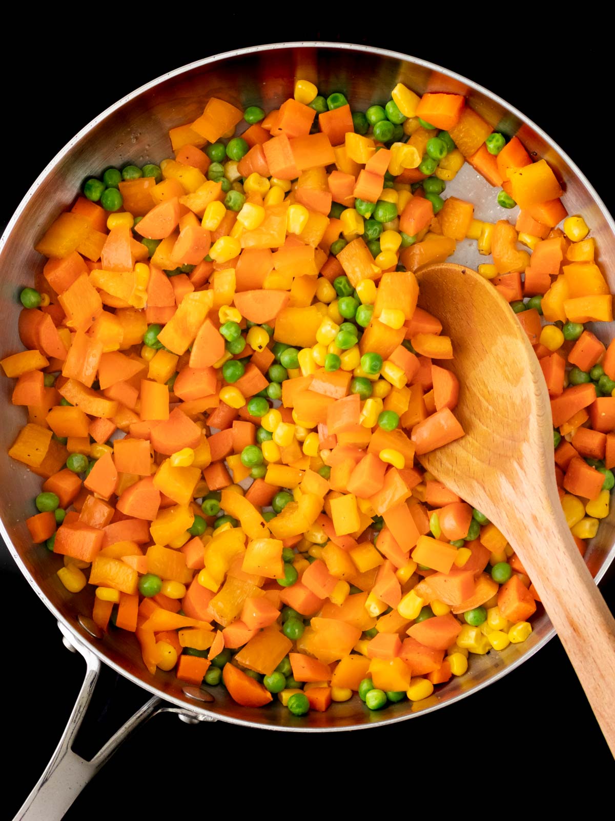vegetais para torta de legumes sendo refogados em uma frigideira