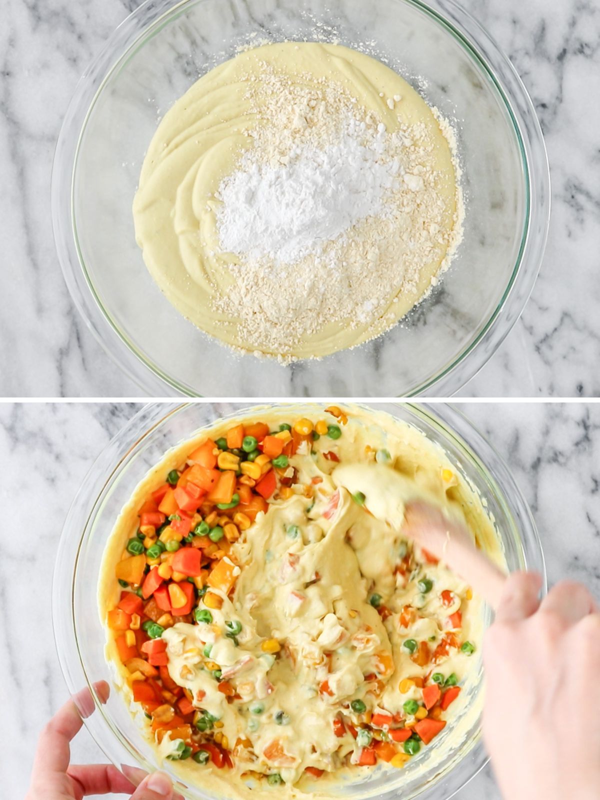 massa de torta de legumes sendo misturada em uma vasilha com vegetais refogados e farinhas