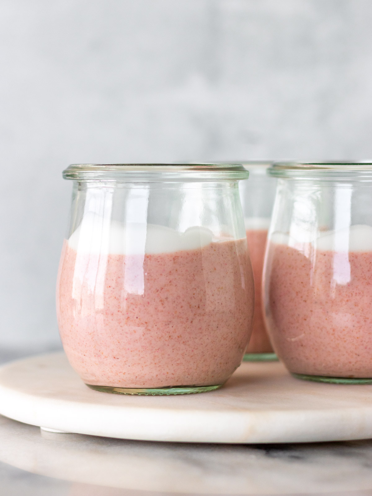 creme de aveia batido com morangos servido em um potinho com iogurte