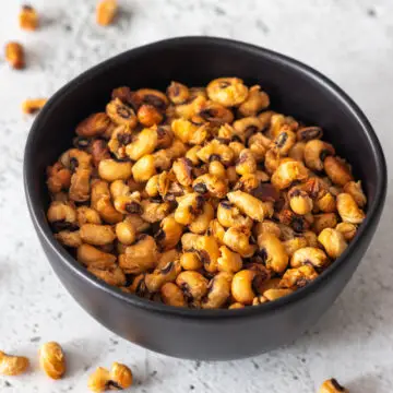 snack de feijão-fradinho assado servido em uma tigela preta