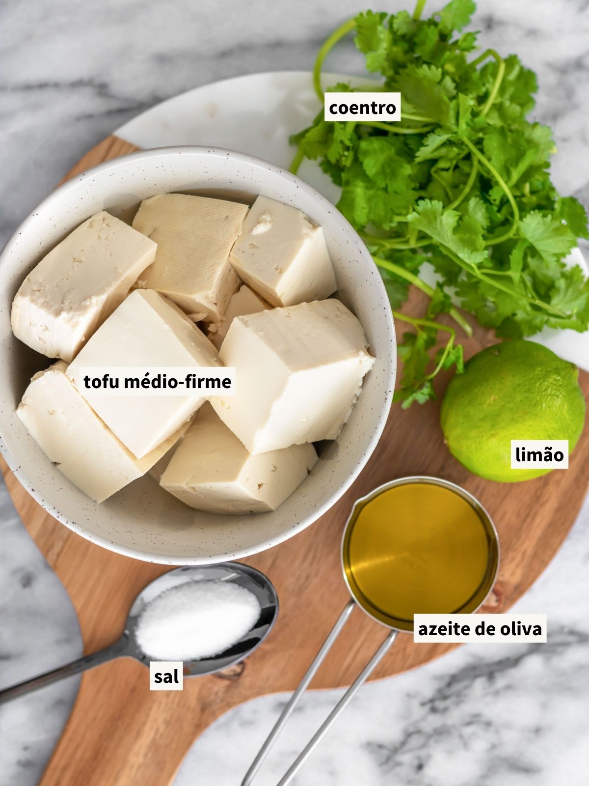 ingredientes para fazer maionese de coentro e limão, incluindo tofu médio-firme, coentro fresco, limão, azeite de oliva e sal