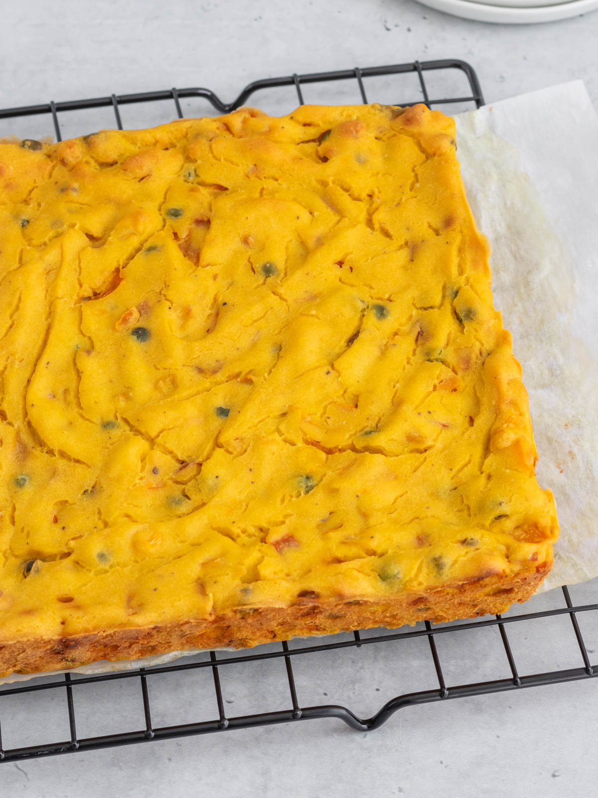 torta de legumes vegana em cima de uma grade de resfriamento