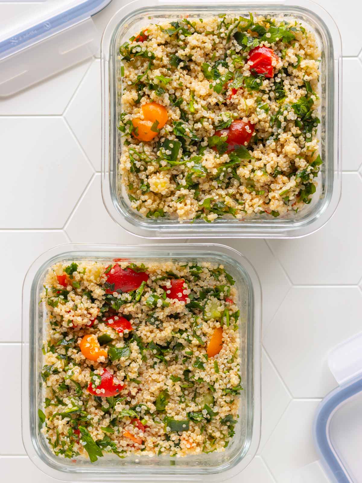 tabule de quinoa em potes com tampa para armazenamento para marmita