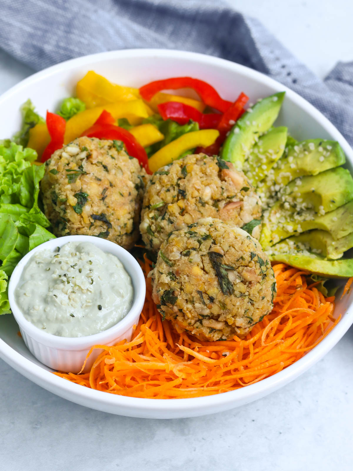 bolinhos de grão-de-bico com amendoim servidos com salada colorida