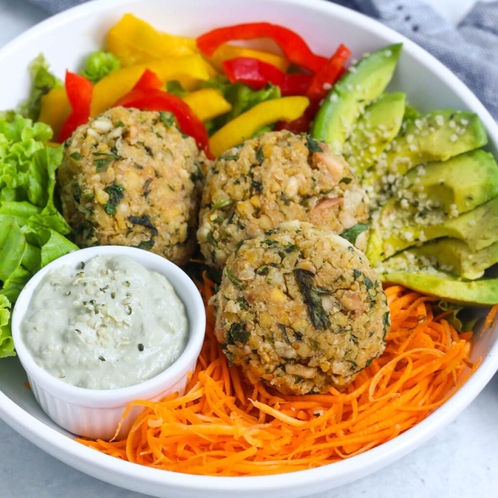 bolinhos de grão-de-bico com amendoim servidos com salada