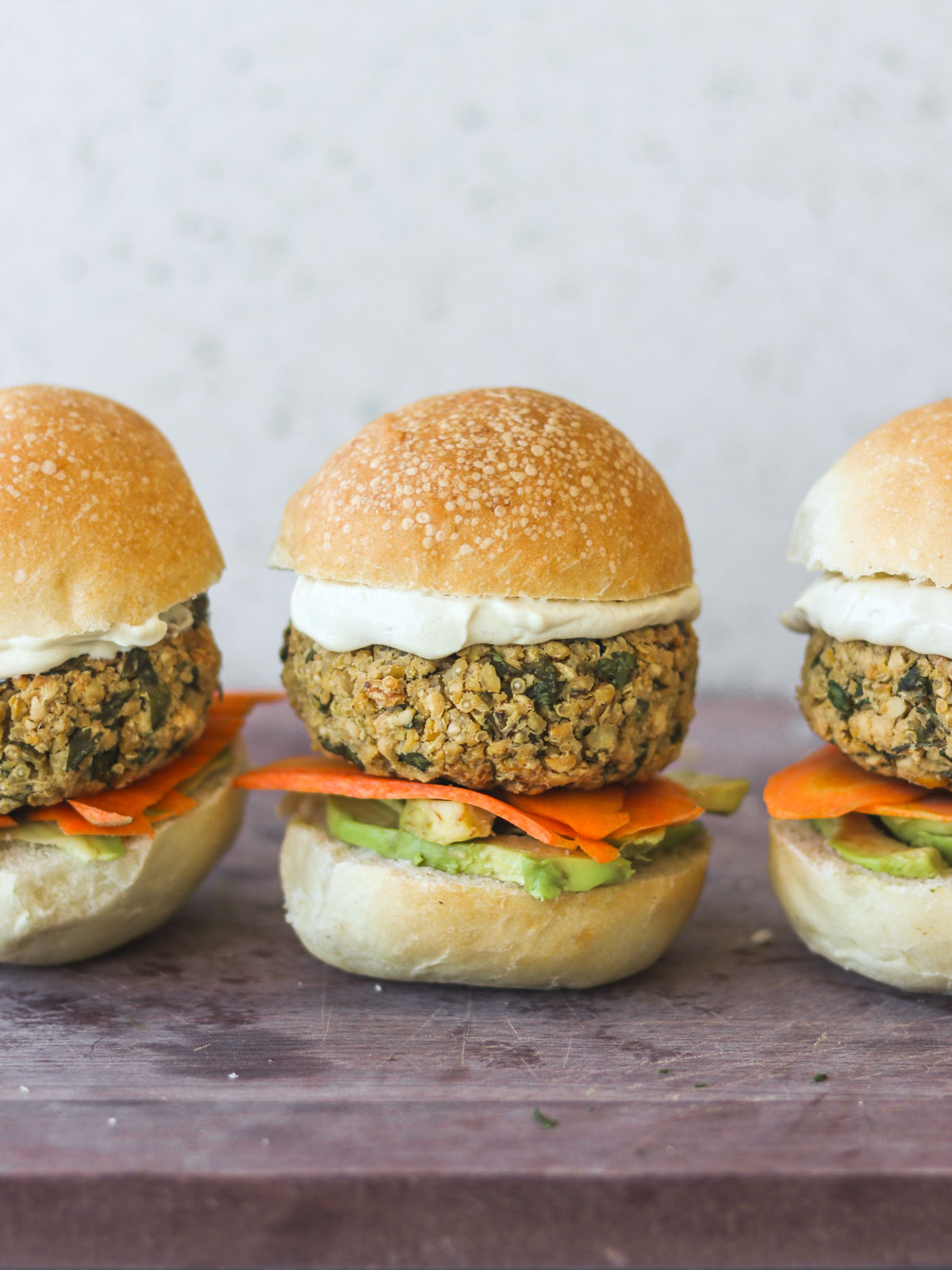 bolinhos de grão-de-bico com amendoim servidos como hambúrguer, com pão e maionese de tofu
