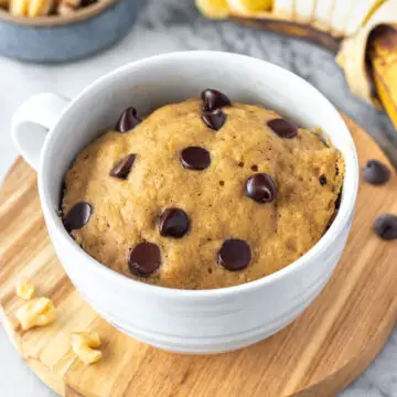 bolo de banana de caneca com gotas de chocolate derretidas por cima