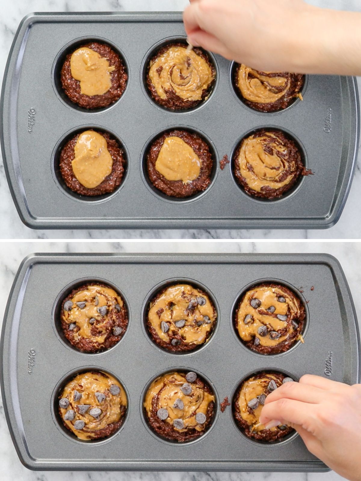 pasta de amendoim e gotas de chocolate sendo distribuídas em cima da massa de muffins dentro da forma antes de assar