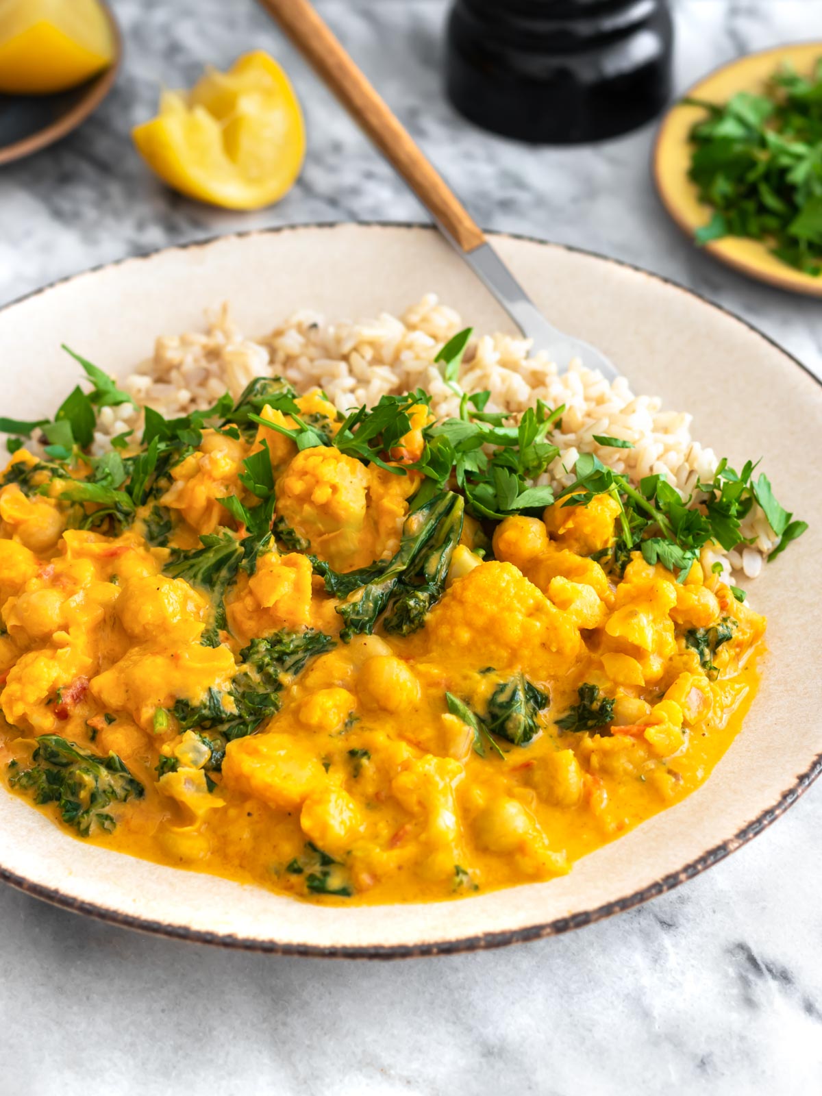 curry de grão-de-bico com couve-flor servido com salsinha fresca picada, suco de limão e arroz integral cozido