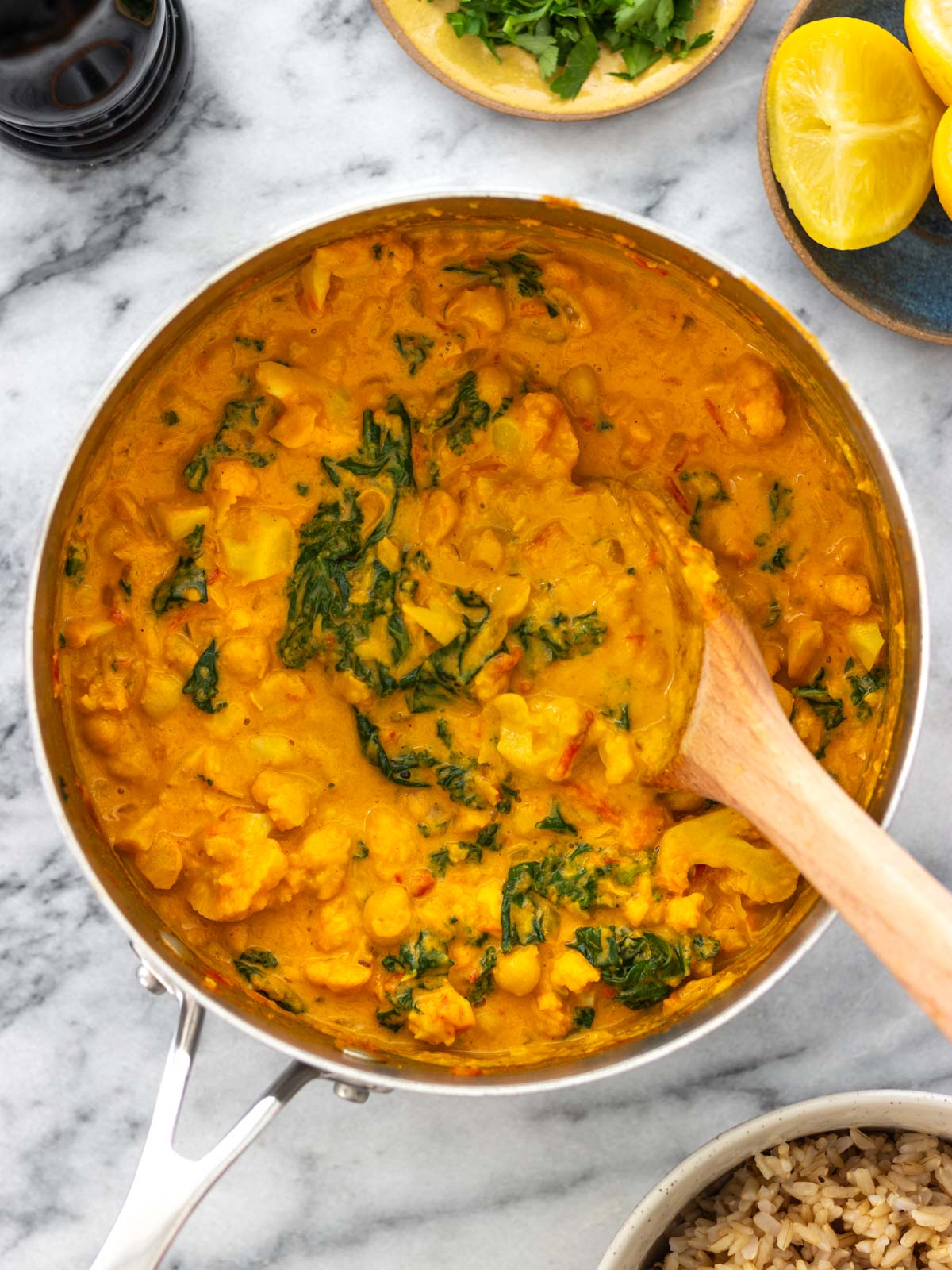 panela de curry de grão-de-bico cremoso pronto para servir