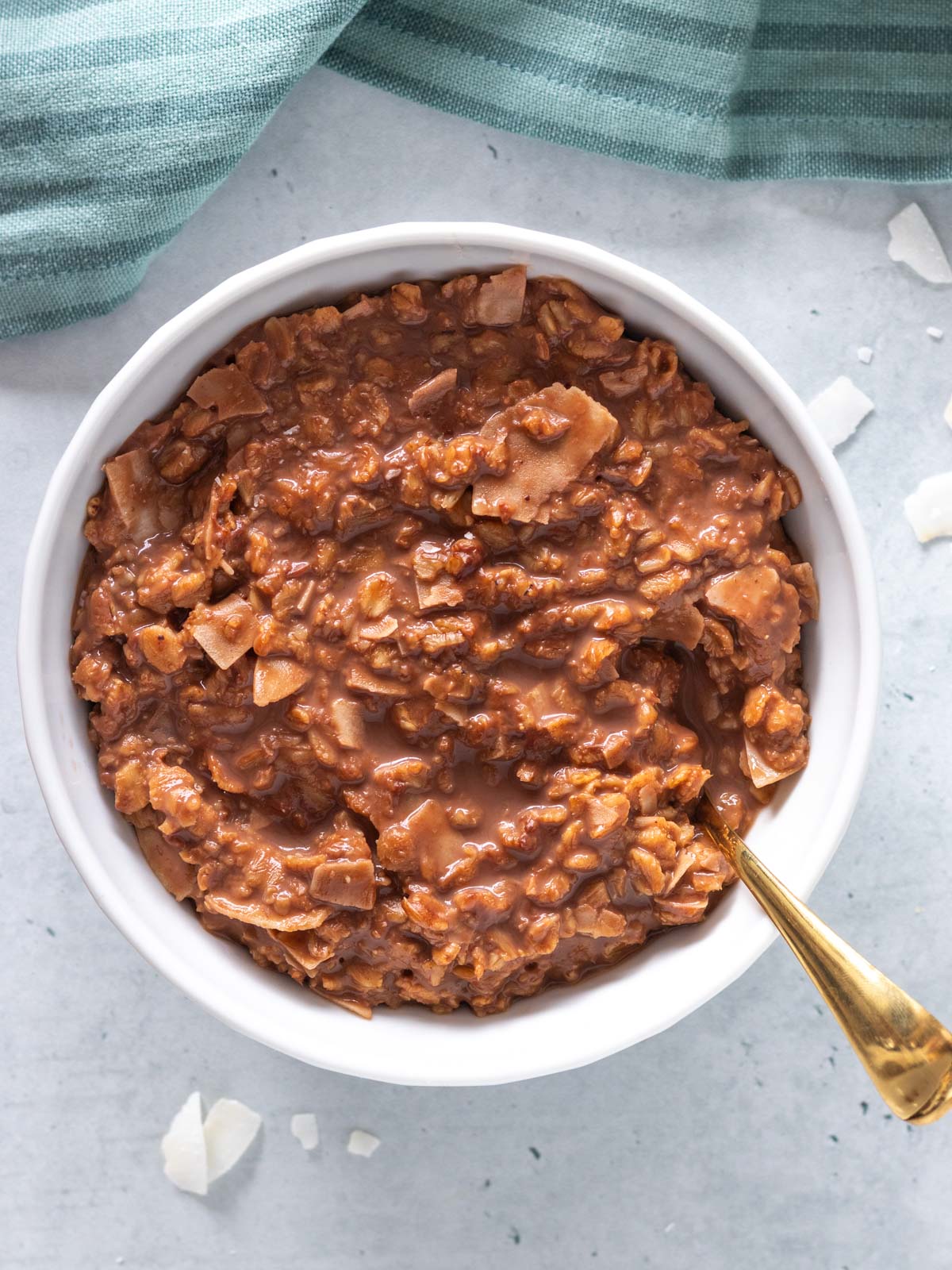 mingau de aveia com chocolate e coco servido em uma tigela redonda