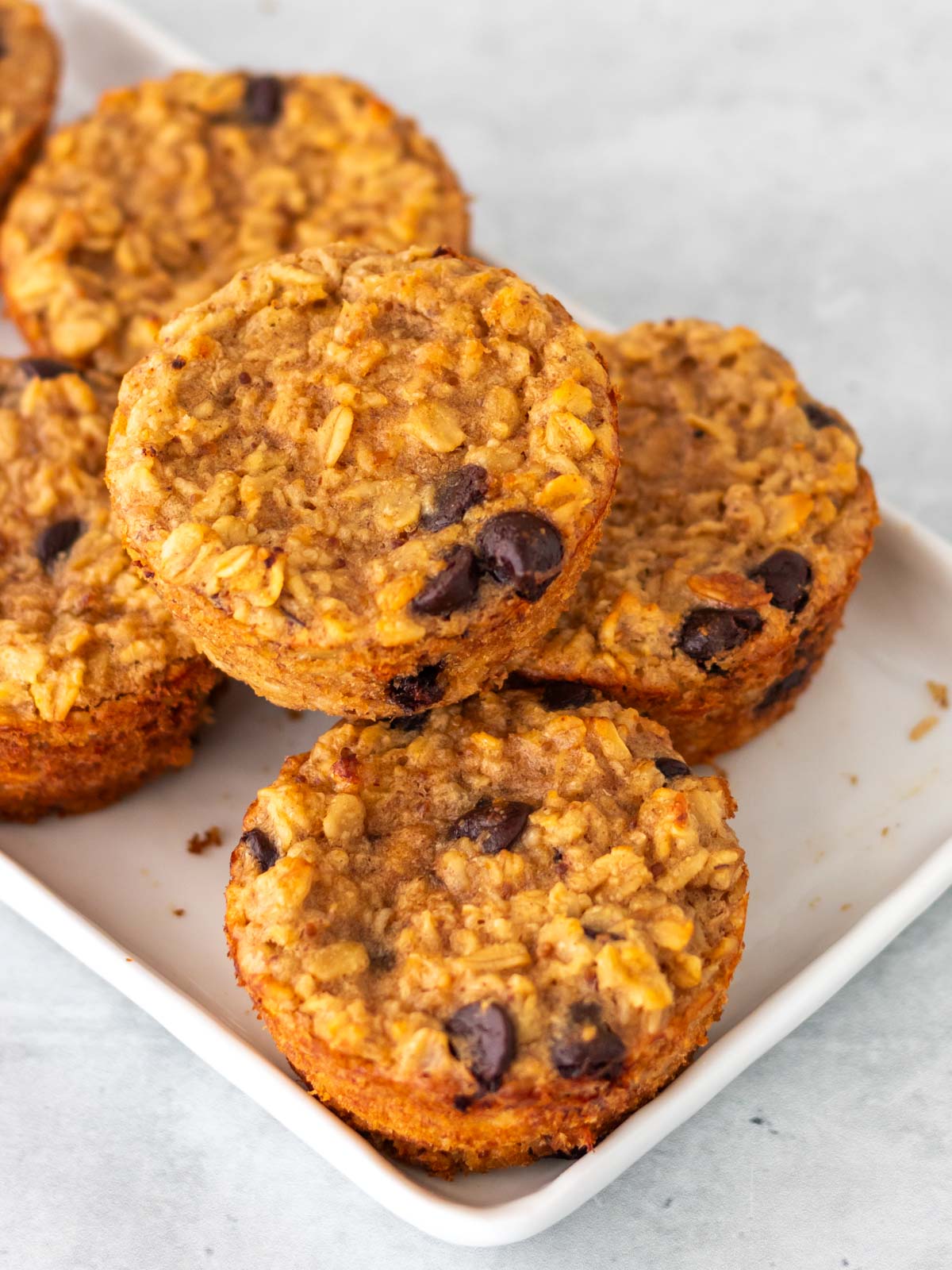 muffins de banana com aveia servidos em uma travessa