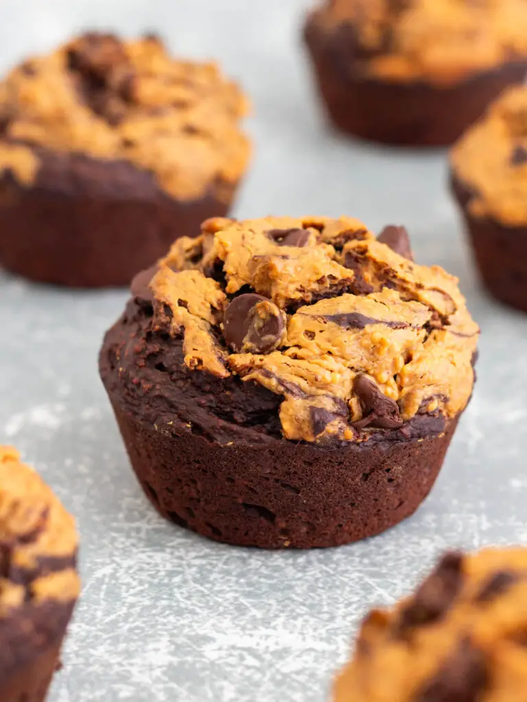 muffin de chocolate e banana com cobertura de pasta de amendoim depois de assado