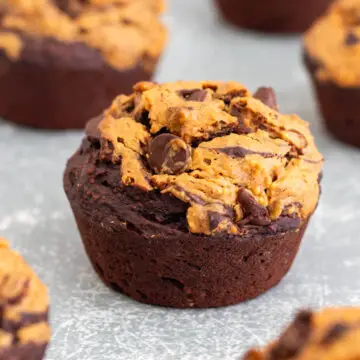 muffin de chocolate e banana com cobertura de pasta de amendoim depois de assado