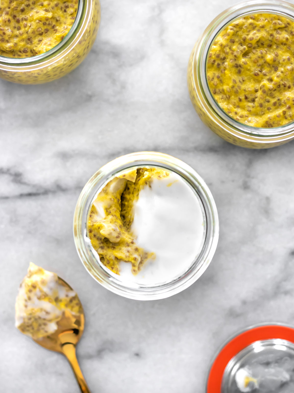 pudim de chia de manga com leite de coco servido com iogurte de coco