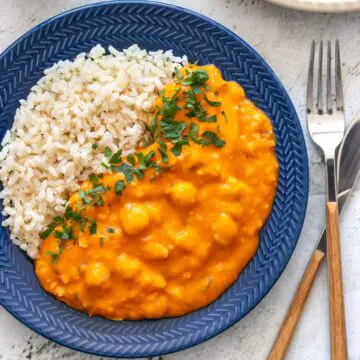 estrogonofe de grão-de-bico servido num prato com arroz integral e salsinha fresca picada