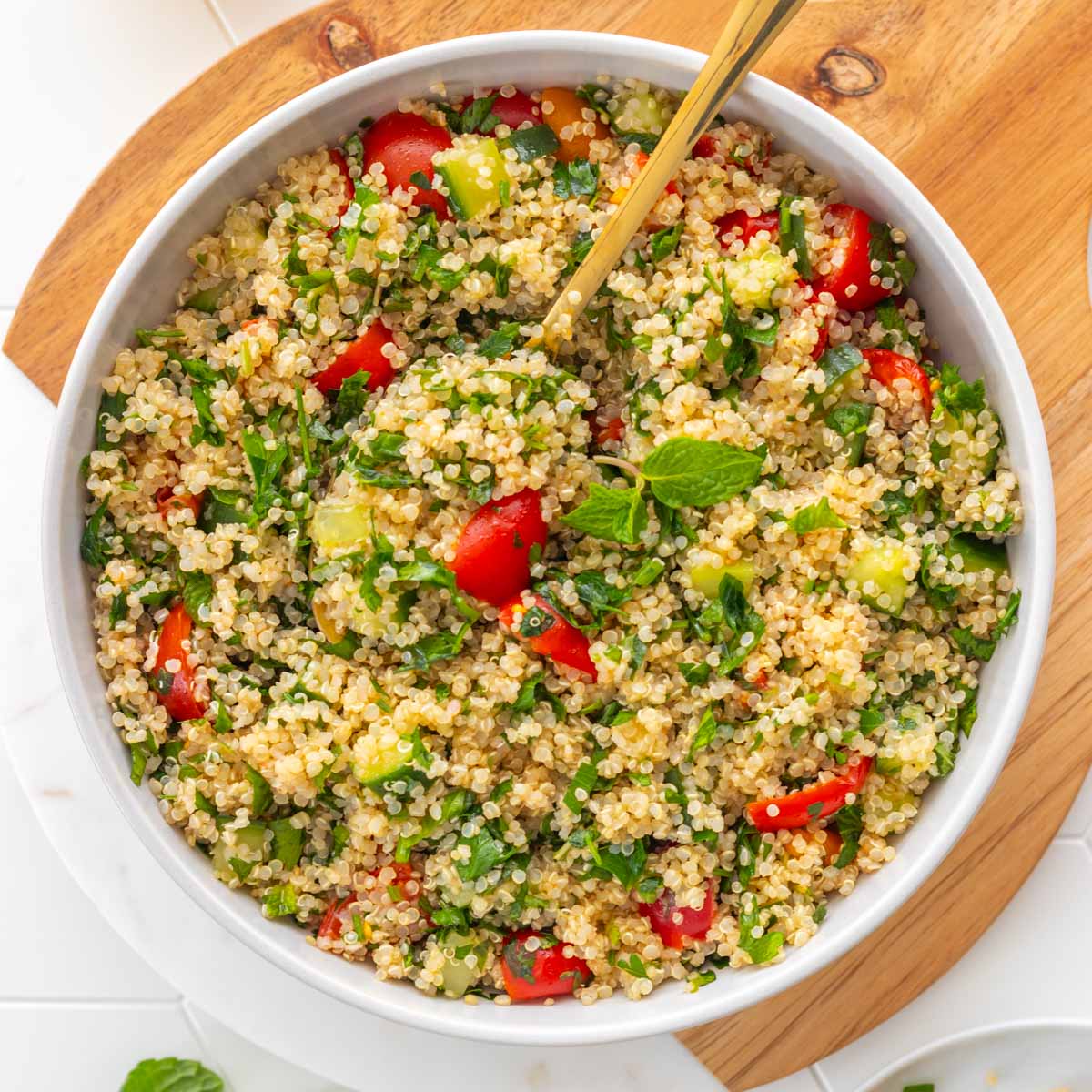 tabule de quinoa servido em um prato