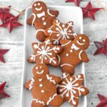 biscoitos de gengibre decorados com glacê vegano