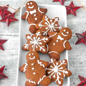 biscoitos de gengibre decorados com glacê vegano