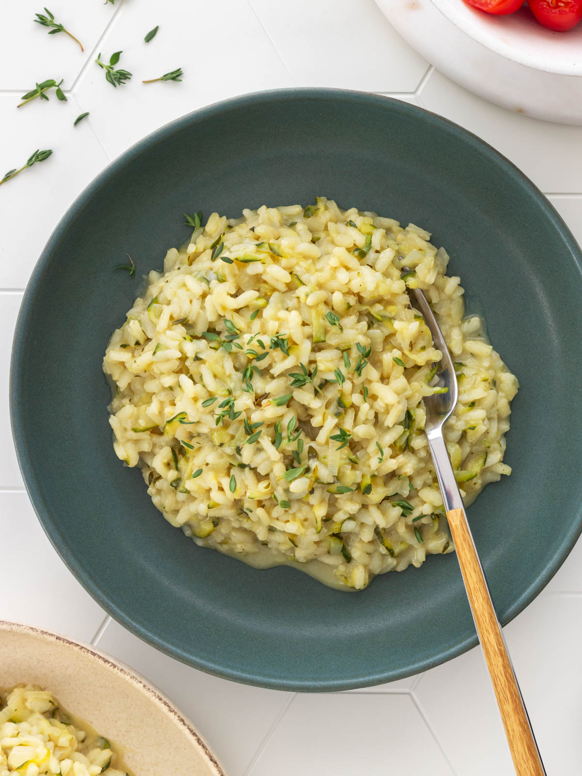 prato de risoto de abobrinha com tomilho, com um garfo descansando nele