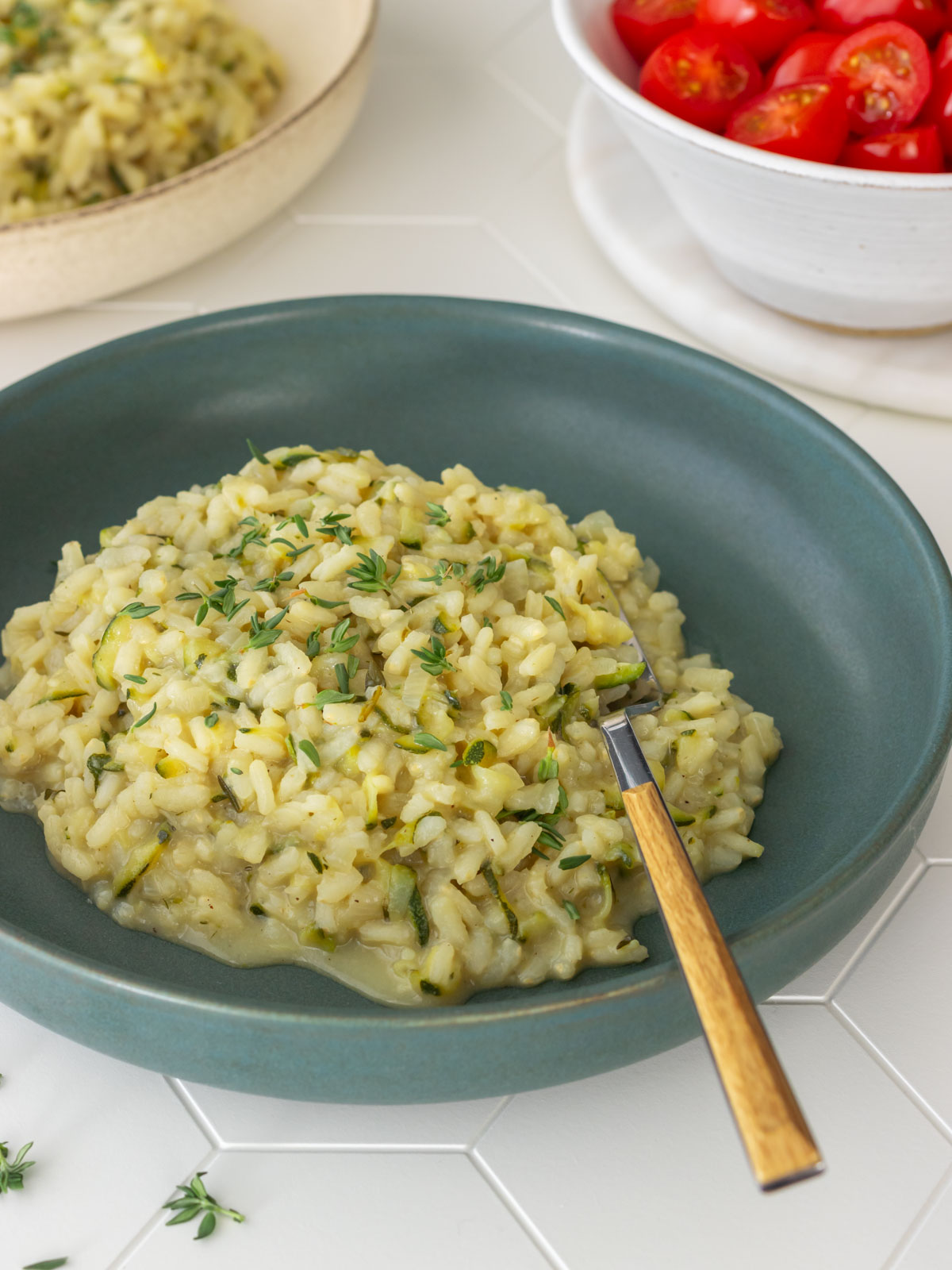 prato de risoto de abobrinha com tomilho, com um garfo descansando nele