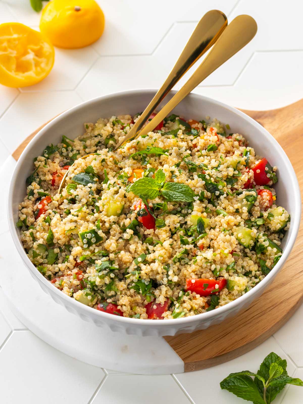 tabule de quinoa servido em um prato