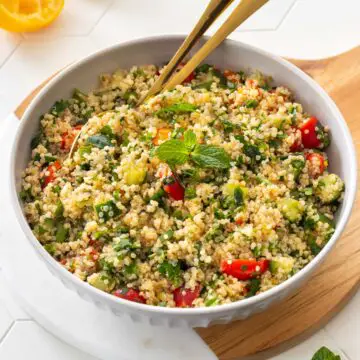 tabule de quinoa servido em um prato