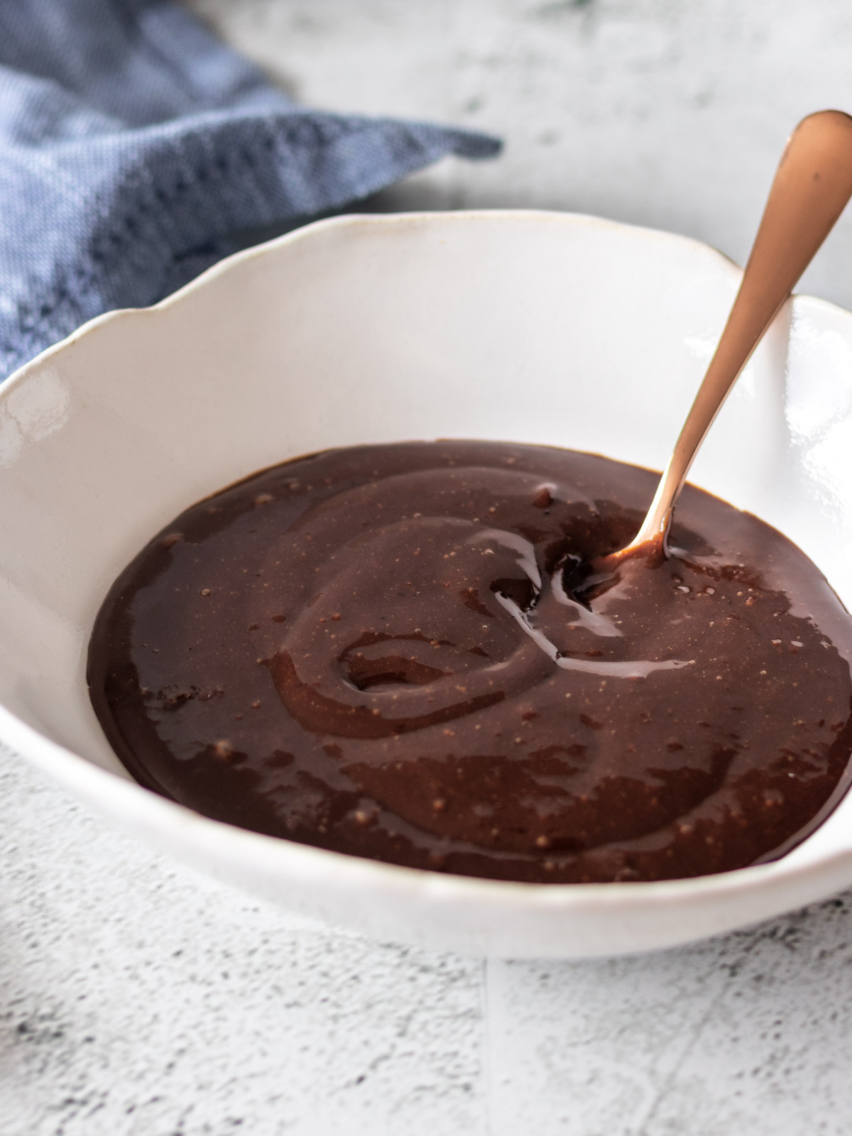 colher dentro de tigela de brigadeiro vegano, mostrando sua textura cremosa
